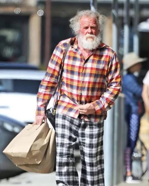 This 83-year-old man was once a world-famous star, but now this wrinkled old man is unrecognizable 😲 Time spares no one, but despite his age and serious illness, he continues to act in films 😍 You will be surprised to learn who this man is, which is revealed in the comments 👇