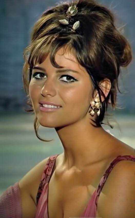 No silicon, no plastic surgery… nothing, She was a stunning beauty back in her hey-day 😮 Hold your breath and take a look at how this iconic actress looks today, at age 86… See her in the comments 👇🏻😍…