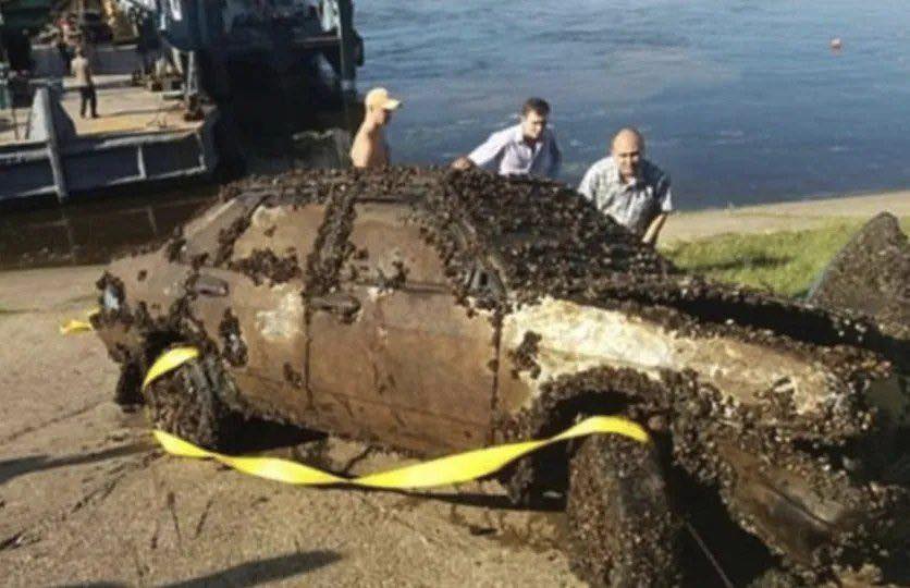He accidentally found a car at the bottom of the river and called the police. When they arrived, the police were horrified and shocked, look what they found inside when they pulled it out of the water. Check the comments!!!