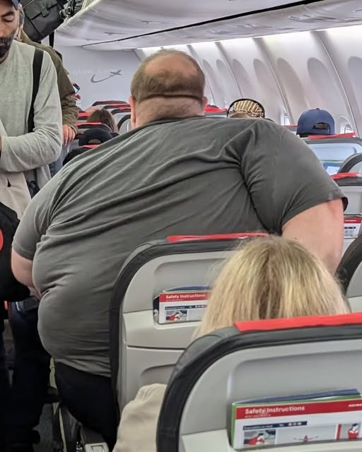 Photo of passenger on flight goes viral — and everyone’s saying the same thing…👇🏻😳