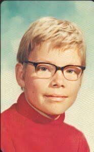 Guess who this boy who became one of the most famous actors around the world .🌍🎬 He wore glasses with very thick lenses and studied classical ballet for several years, a discipline that later earned him millions of dollars .💰💸. ⬇⬇⬇⬇⬇