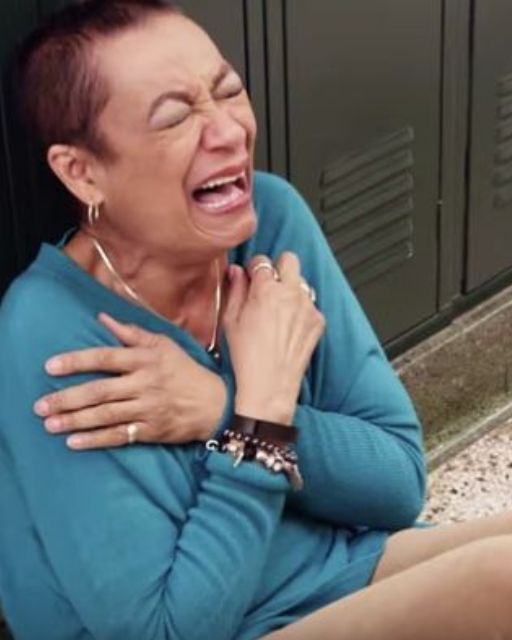 SICK TEACHER WALKS INTO SCHOOL—AND COLLAPSES WHEN SHE SEES WHO’S WAITING She thought she was just picking up paperwork. That’s what the school secretary told her. “Just swing by after lunch,” she said over the phone. “A few forms to sign, nothing big.” She hesitated. It had been months since she left. The cancer treatments had drained her. The idea of walking those halls—her halls—without the energy to teach felt like salt in a wound. But something told her to go. She turned the corner toward her old hallway… And stopped. They were all there. Former students. Some in college sweatshirts. Some with kids of their own. Lined up shoulder to shoulder, holding signs, holding flowers—holding back tears. “Welcome Home, Ms. Carter.” It was written in bold marker on a giant banner. Someone had recreated her old bulletin board. Another brought in her favorite lavender tea. And then the music started. One of her old theater kids—now a music major—began to sing the same song they’d performed together in the school play five years ago. Others joined in. The hall echoed with voices she thought she’d never hear again. She collapsed to the floor—not out of weakness, but from sheer emotion. Because in that moment, Ms. Carter realized something: They hadn’t just learned English, or algebra, or history from her.⤵️ They’d learned how to show up.