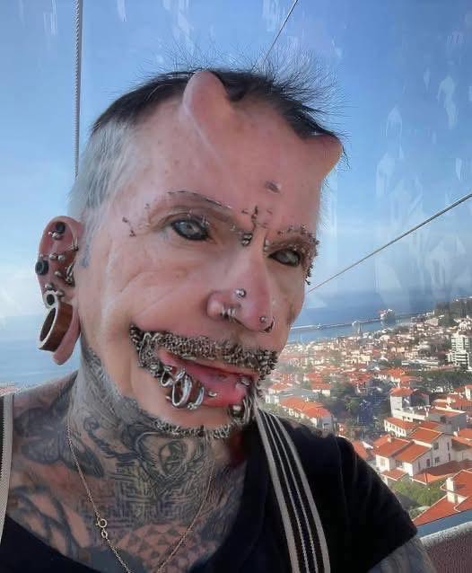 This man has over 560 piercings on his body, which earned him a world record 😱 In addition to the piercings, he has horn-shaped implants in his forehead and his body is almost entirely covered in tattoos 😨 But the most fascinating part is that he used to be a regular office worker, and he got his first piercing at the age of 40 😱😱 How this man looked before all these transformations was shown in the first comment 👇👇