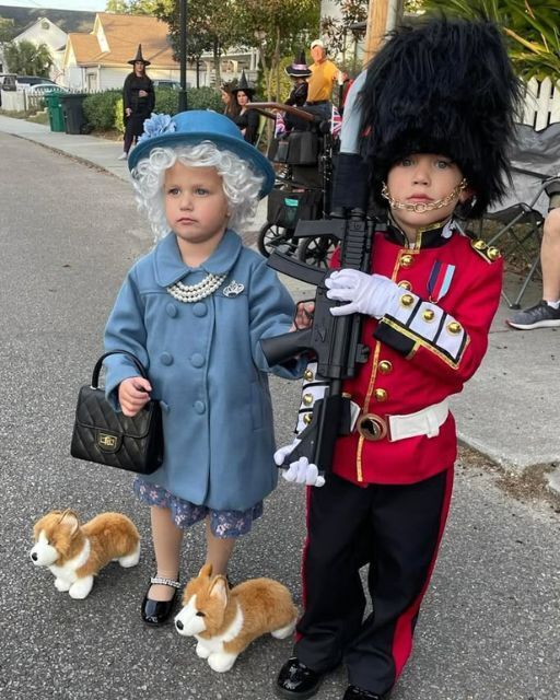 MY KIDS DRESSED UP FOR A LOCAL PARADE DURING OUR ENGLAND TRIP—BUT ONE WOMAN’S REACTION STOPPED ME COLD We didn’t expect to cause a scene. It was just a cute neighborhood event during our vacation in Brighton—a quirky Halloween-style parade where locals encouraged dressing up as anything British. So naturally, my daughter went full royal in her Queen Elizabeth outfit (corgis and all), and my son insisted on being her royal guard, complete with the fuzzy bearskin hat and a very plastic rifle. People loved it. Tourists clapped, Brits chuckled, someone even offered them tea biscuits on the spot. It was lighthearted, silly, and honestly, one of my favorite parenting wins. Until we ⬇️