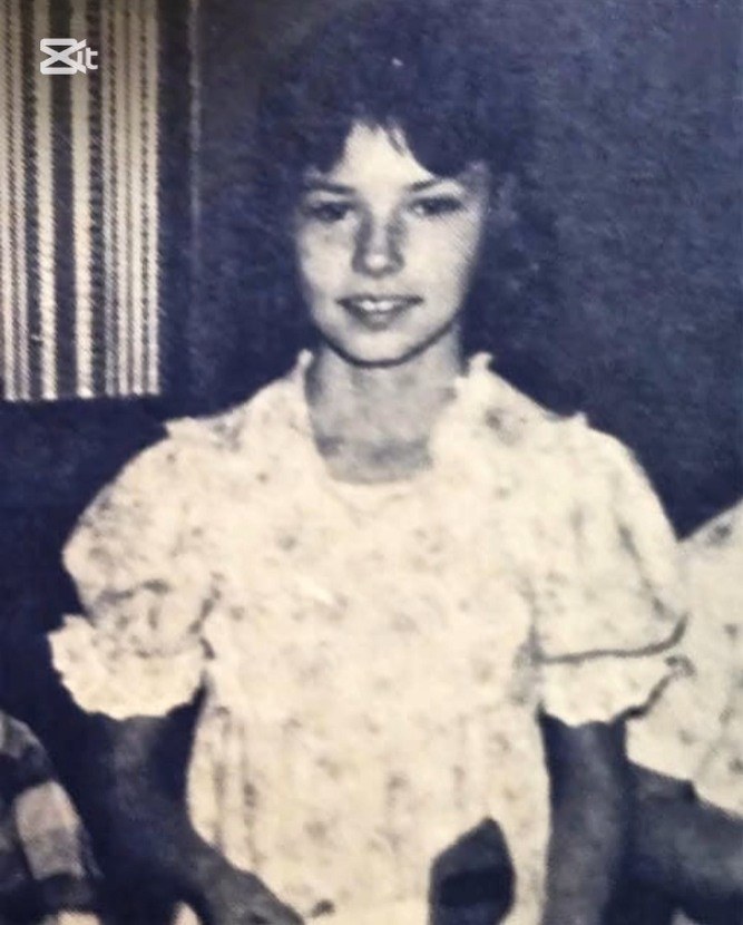 THIS GIRL GREW UP IN POVERTY, OFTEN NOT HAVING ENOUGH MONEY FOR FOOD, AND LATER HAD TO FEED HER 4 SIBLINGS AFTER HER PARENTS’ DEATH.😢😳 To distract herself from hunger, she sang — TODAY, SHE IS A FAMOUS SINGER.🤩 HER NAME and full story are below in the comments.👇