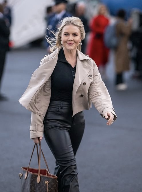 White House Press Secretary Slammed After People Spot Small Detail In This Photo