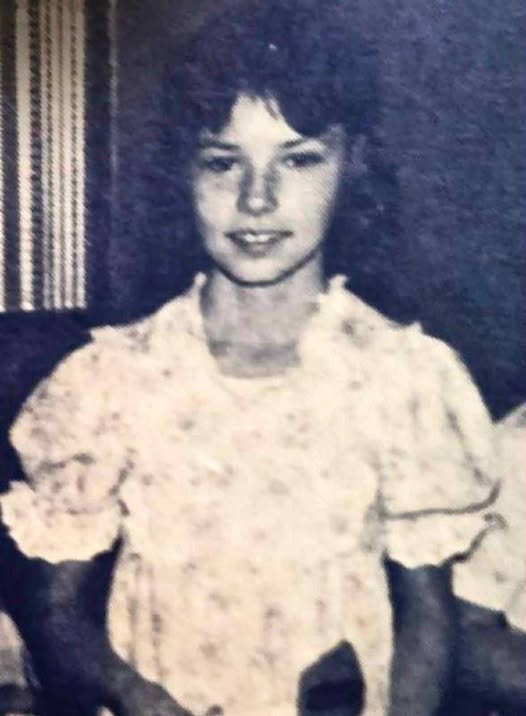 This girl grew up poor and often didn’t have enough to eat.😢💔After her parents died, she had to take care of her 4 siblings. Even with all the struggles, she kept singing to get through tough times.💪🤯Now, she’s a famous singer!👏🎉Want to know who she is?🤩➡️Her name and photos are in the comments below⬇️