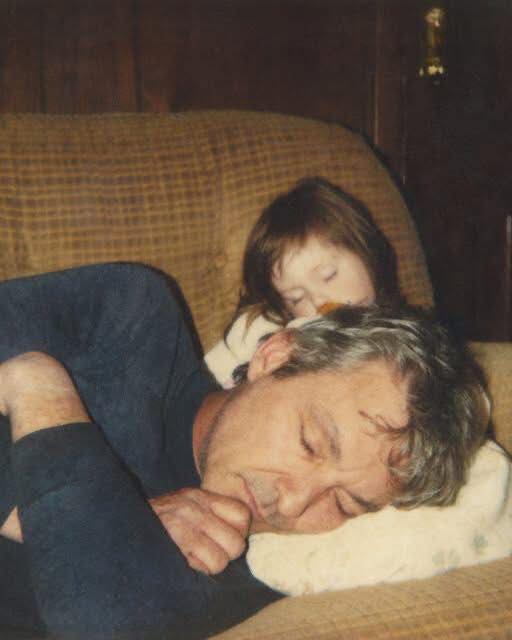 My mother left when I was just 9 months old… She had dreams of being a famous writer and decided my dad and I would be a burden. My father raised me alone. He was my rock. He gave me a stable, loving home and took care of everything without ever complaining. For years, I didn’t care to know her. She was just the woman who left. But when I turned 18, everything changed. Out of nowhere, she showed up again. She cried, begged for forgiveness, tried to explain that she had to leave. Neither my dad nor I were ready to hear it… Honestly, I was still so angry. A week later, I received this package, but I wasn’t ready to open it. I really couldn’t bring myself to do it. Then, everything shattered. My dad came home one day, pale and shaken, and told me she had passed away from an illness… That night, I opened the package. And what I found inside broke me into a thousand pieces.💬⬇