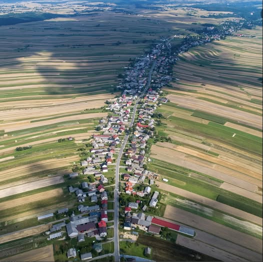 This strange town – where everyone lives on the same street – is going viral due to one incredible detail. Sit down before you see the reason why 😲👇 Check the comments for the full story…