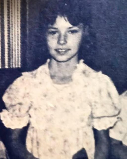 This girl grew up poor and often didn’t have enough to eat.😢💔After her parents died, she had to take care of her 4 siblings. Even with all the struggles, she kept singing to get through tough times.💪🤯Now, she’s a famous singer!👏🎉Want to know who she is?🤩➡️Her name and photos are in the comments below⬇️