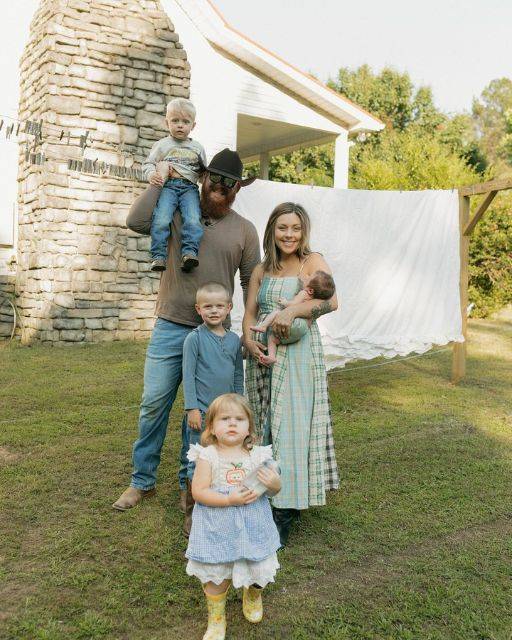 MY COUSIN SENT ME THIS CUTE FAMILY PHOTO—BUT I RECOGNIZED THE DRESS FROM A MISSING PERSONS POSTER It seemed innocent enough. A group text from my cousin Kera: “Summer days with my little loves 💛☀️” Attached was a photo—Kera, her husband, and three kids standing in a field behind their farmhouse. Barefoot, smiling, the sky glowing gold behind them. But something was off. The girl in front wasn’t smiling. She looked tense. Her arms were stiff at her sides, her tiny fingers curled into fists like she was trying not to move. Unlike the other kids, she wasn’t looking at the camera—just off to the side, lips tight, eyes too old for her face. And then I saw it. The dress. Blue gingham with an apple patch stitched right over the heart. Frilly white sleeves, sun-faded at the shoulders. My stomach turned. I’d seen that exact dress before—six months ago, stapled to a wooden telephone pole outside a gas station near Tulsa. MISSING: AVA MICHELLE GORDON, AGE 3. Last seen wearing: blue gingham dress with apple patch. I zoomed in on the photo, heart racing. There it was—a faint stain near the neckline, like someone had tried to scrub out juice or blood. The stitching at the hem was uneven. Handmade. I felt sick. I texted Kera: “Where’d Lily get that dress?” No response. I texted again. Then I called. She picked up on the third ring, breathless like she’d been running. “Hey,” she said, way too casual. “What’s up?” I didn’t bother with small talk. “The dress Lily’s wearing in that photo. Where did it come from?” Silence. Then a nervous laugh. “I don’t know. Hand-me-down, probably. Why?” “Kera. That dress belongs to a missing child.” The line went dead quiet. Then, in a voice so flat it didn’t sound like her at all, she said: “You don’t know what you saw. Please—just delete the photo.” But it was too late. I’d already forwarded it. And twenty minutes later, my phone lit up with a number I didn’t recognize… With a voice on the other end that didn’t sound like a cop— —full story continues in the first 🗨️👇