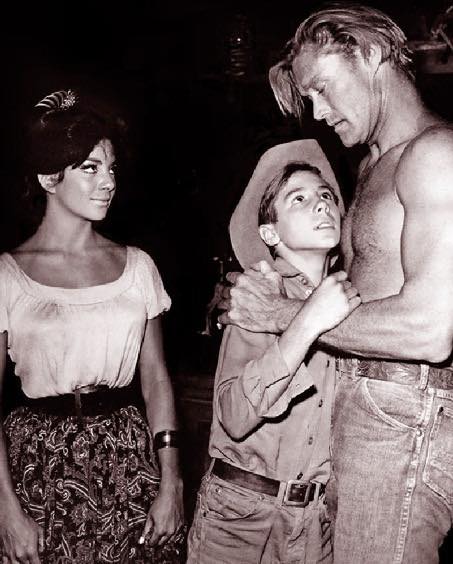 Look closer, this Scene from the Rifleman is not edited and it confirms what we all suspected… Look in the first comment 👇