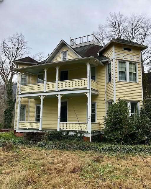 I VISITED MY LATE FATHER’S HOUSE FOR THE FIRST TIME IN 13 YEARS AND FOUND A BAG IN THE ATTIC WITH A NOTE FOR ME Thirteen years ago, I lost the only person I truly had—my dad. His death shattered me. We weren’t just close, our bond was sacred. I loved him, and I knew—without a doubt—he loved me just as much. But life is cruel. After he passed away, I went back to our house, but the moment I stepped inside, I knew I couldn’t stay. It was too much. I packed my things and left. But I never sold the house. Maybe, deep down, I knew I’d return one day. And that day came. Thirteen years later. I needed some old documents, so I went back. Hours passed as I searched the attic, digging through boxes, when suddenly—I saw it. A worn-out leather bag. I recognized it instantly. Peeking out from the zipper was a small white note. My hands shook as I pulled it out. It was his handwriting. A letter from my dad. Written for me… all those years ago. I held my breath—and began to read ⬇️