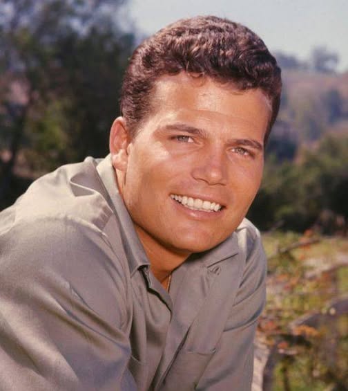 Oh God, who remembers this handsome guy, the son of one of the most famous actors ever 😳😯Well he was a true heartthrob, but today he is 84, yes Patrick is EIGHTY-FOUR NOW and he looks just like his dad 😍😍 He is barely seen anymore, so try not to smile when you see him today. 😊 Check the photos in the comments 👇⬇️