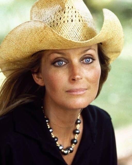❤️Those eyes, Who can recognize this beauty? 😍She was a true beauty icon but today she turned 67. How can the time fly by so fast, you wont believe how she looks now at…..Full see in the C0MMENT ⬇️