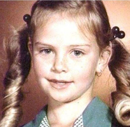 She witnessed her mother “KlLLlNG” her abusive father in self-defense. She later moved to Hollywood and became an Oscar-winning actress. Her name and full story are in the comments below 👇🏼👇🏼