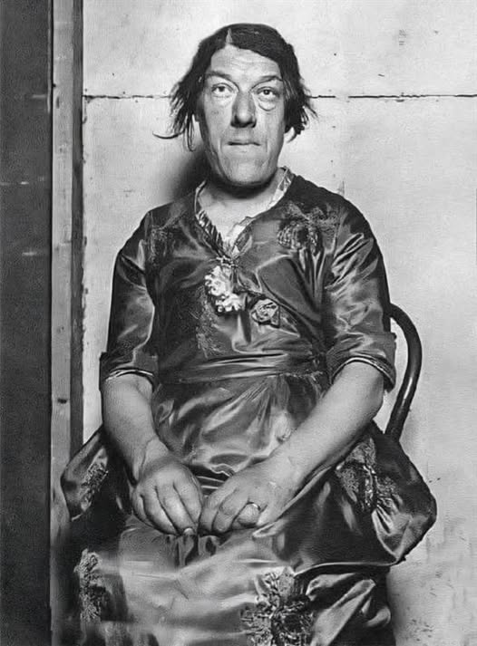 Look closely at this picture. When I saw it, it gave me chills! 👇