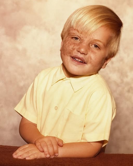 In 1978, 14-month-old Keith Edmonds wouldn’t stop crying in his crib. His mother’s boyfriend, enraged by the toddler’s cries, held Edmonds’ face to an electric heater, causing third-degree burns across 50 percent of his face. The abuser was sentenced to 10 years in prison. Keith spent a month in the hospital fighting for his life — and today, he wears his scars with pride. And you better sit down before you see what he looks like now in the comments below 😳👇🏻