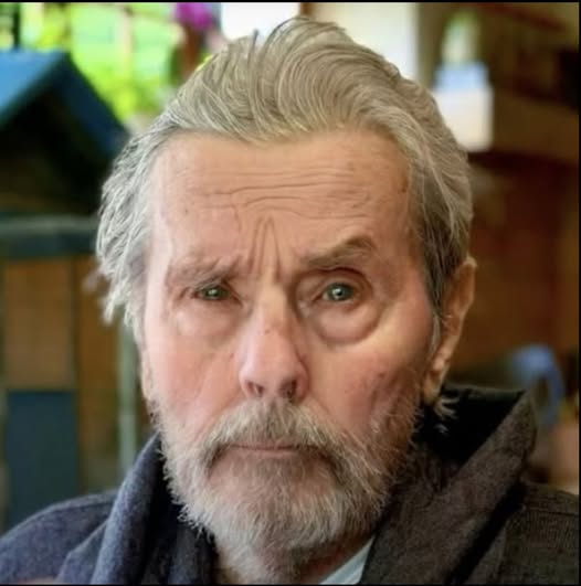 Ladies worldwide were once “obsessed” with this Hollywood icon. He was the world’s most handsome man, but ended up living reclusively with his dogs 😲😭 After all those years, he was unrecognizable 😮😮 His name and pictures in the comments below 👇