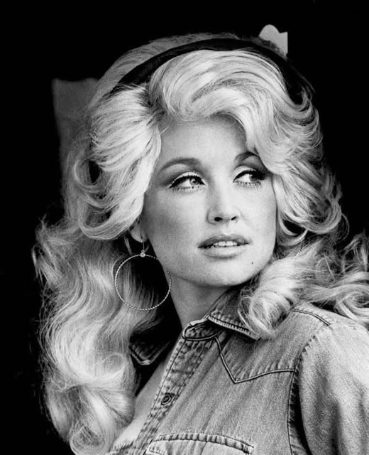 The day after she graduated high school in 1964, Dolly Parton left her home in Tennessee\’s Great Smoky Mountains and boarded the first bus to Nashville with a suitcase made of cardboard — and filled with songs. She quickly impressed Nashville\’s country music moguls with her compositions, but they insisted that her voice just wouldn\’t make her a star. They were soon proven wrong… photos in comments ⬇️