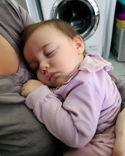 I FELL ASLEEP IN THE LAUNDROMAT WITH MY BABY — AND WOKE UP TO A NOTE THAT MADE ME BREAK DOWN IN TEARS 😢🍼 A stranger saw our struggle… and what she left inside that washing machine changed everything. 👇