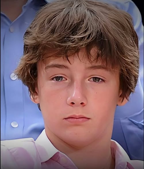 He was only 13 years old when he lost his star mom in a sudden accident 😭💔 Years later, he took her last name, despite being his famous dad’s carbon copy 😲 do you recognize those eyes…