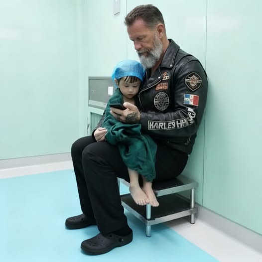 A DYING 7-YEAR-OLD ASKED A STRANGER TO HOLD HIM — AND WHAT HAPPENED NEXT SILENCED THE WHOLE HOSPITAL 😢💔 A tattooed biker became the safe arms he needed… and the moment will stay with you forever. 👇