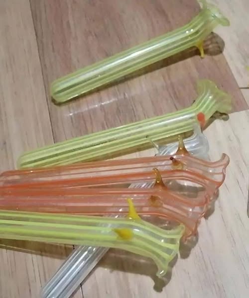 What the hell is this… found in my grandmother’s crockery cupboard 🧐🕰️ At first, I thought they were strange plastic bars, maybe cocktail accessories 🍹 or pieces of an old Christmas tree ornament 🎄. But no: they were glass, light, fragile, and obviously made with care ❤️. Thin lines, translucent colors—orange, yellow, green… Different shades, but all shaped the same way: thin, with a little “bun:g” next to them. I held them in my hand, wondering: what could they be used …⤵️