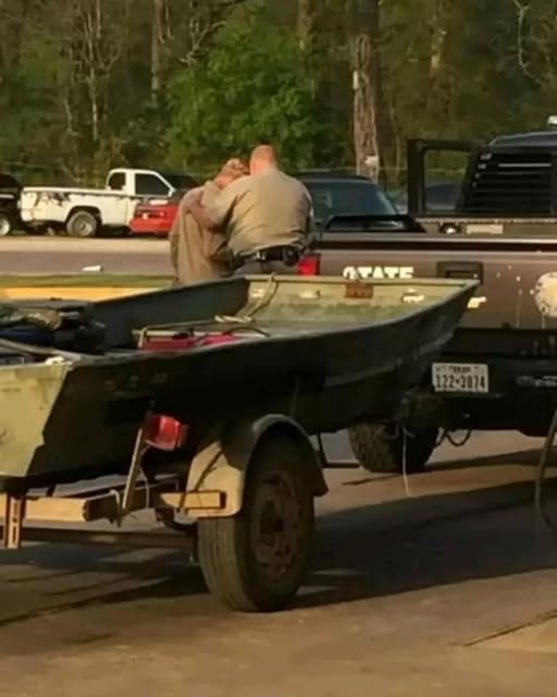 A man in Deweyville quietly asked me if it was time to go home — but when I learned he’d lost everything for the second time and was living in his truck, the moment turned into something far deeper. 👉 Full story in the first comment 👇