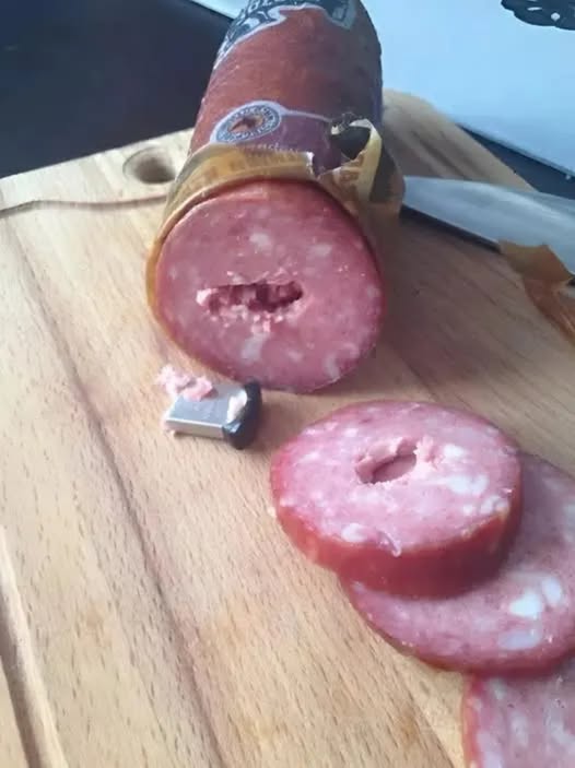 I bought a sausage… and found a USB drive hidden inside it 😱 What I discovered when I plugged it in left me speechless. 👉 Full story in the first comment 👇