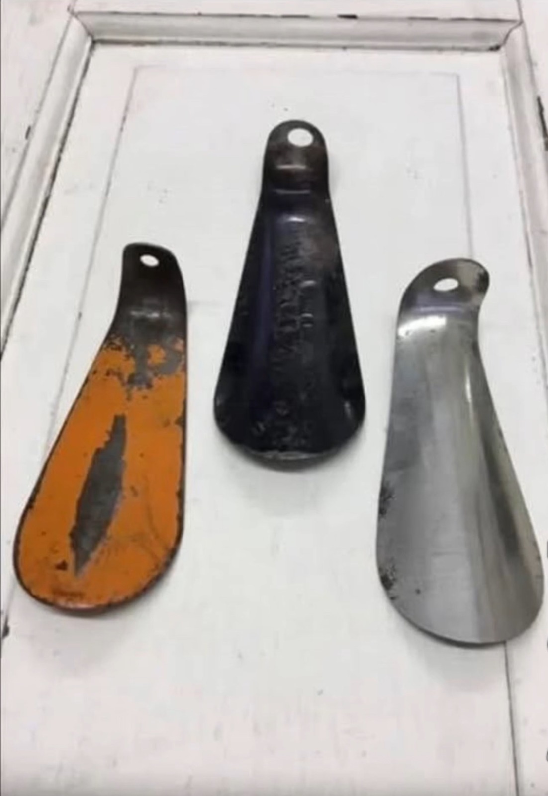 While cleaning my old house, I came upon these items, which seem familiar to me. Assist me in identifying these objects… Check the comments… 👇