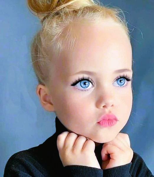 At 4, she was named “the most beautiful girl in the world”. What does she look like now, at 20 years old: – Check the comments 💬👇