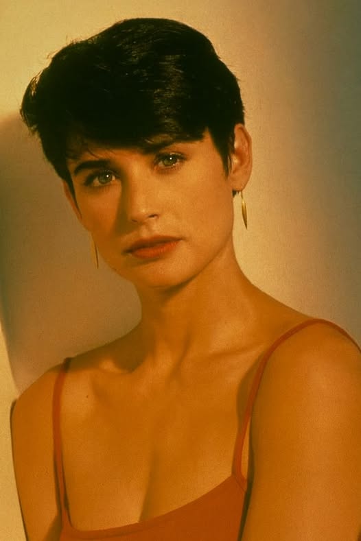 “My mom sold me for $500 when I was only 15. That made me grow up before my time”😱😢Demi Moore was shaking and crying as she told all this.🤯➡️Read the full story in the comment box below