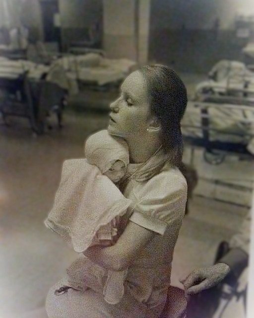 In 1977, a nurse cradled a badly burned baby. 38 years later, that same nurse saw her own photo on Facebook — and what happened next left everyone in tears. 👇 Full story in the first comment