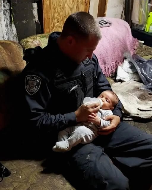 “I Rescued a Crying Newborn from an Unconscious Woman — 16 Years Later, He Gave Me a Medal on Stage” (Check In First comment👇)