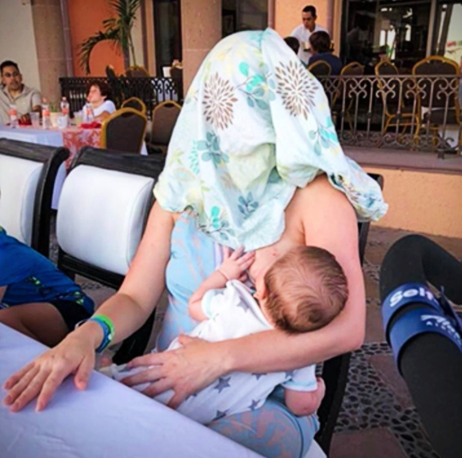 At first glance, it looks like a harmless photo of a woman breastfeeding her baby. Look closer, though, and you’ll see the hidden detail that caused this picture to go viral 😮👇🏼 Full story in the comments… 👇🏼