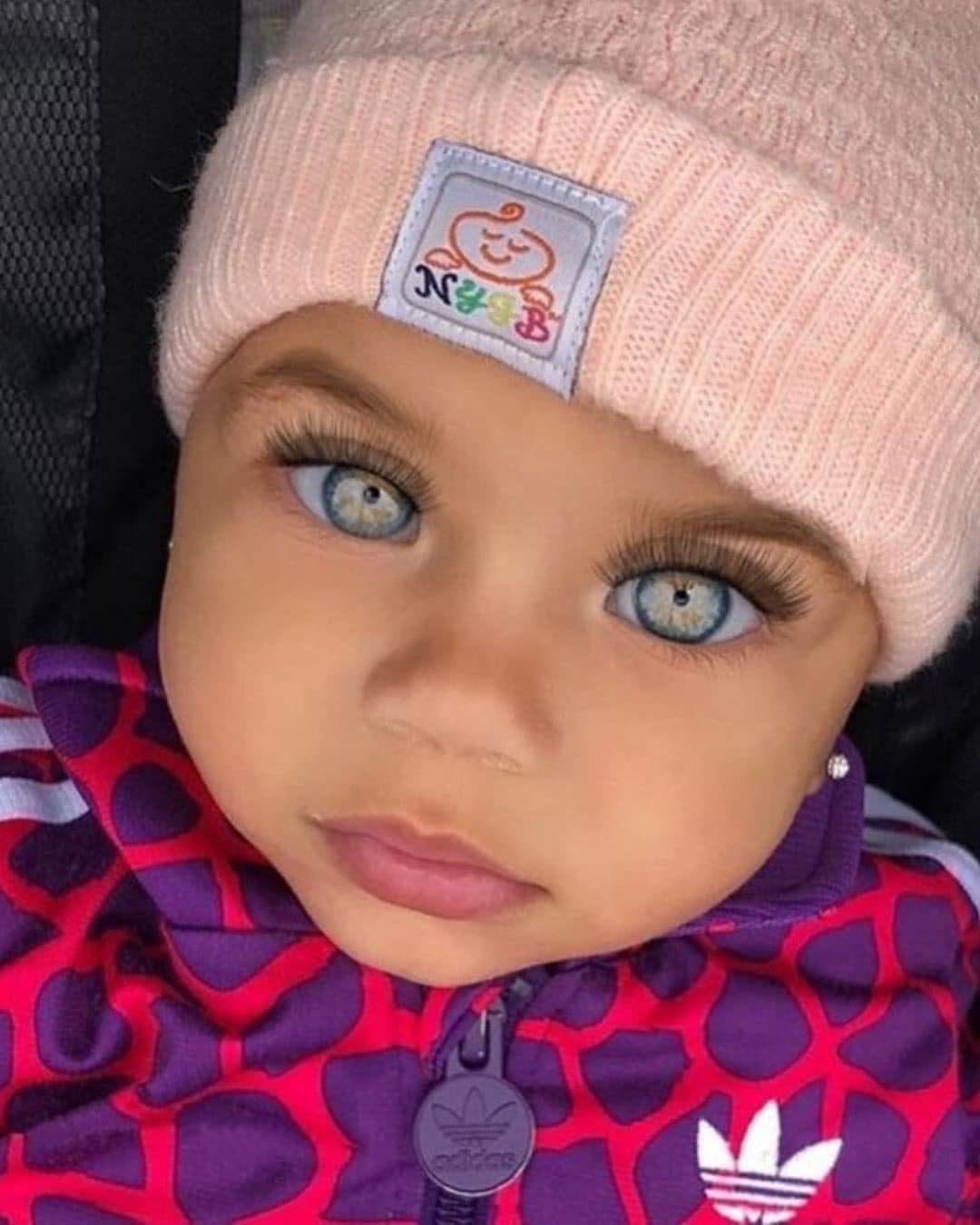 Wow, just look at those eyes 😳 She was crowned “THE MOST BEAUTIFUL CHILD IN THE WORLD” at age 3 👏 Now, 20 years later, everyone is wondering how much she’s changed 👀 See her today at 23! (Check In First comment👇)