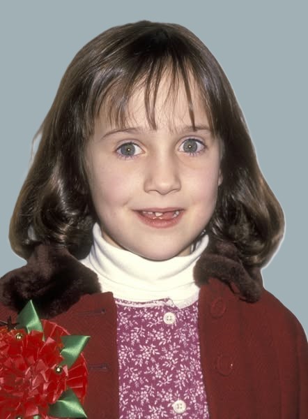She burst onto the scene as an adorable little girl in ‘Matilda’, but then had to quit acting and take up work as a nanny as she “didn’t have the Hollywood beauty” 😮😔 Mara Wilson, now 38, refused to “get cosmetic surgery”… well, she’s grown up now, and you better sit down before you see how she looks 👇👇 Pic in the comments 👇