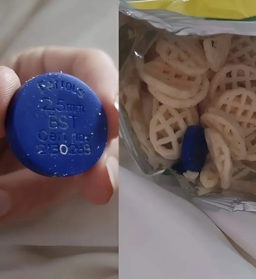 I found this blue disk in a sour cream chip bag. There was writing on it… 😱 Can you imagine what I felt when my son opened the bag and found this? 🧐 I had no idea what it was, so I didn’t let him eat the chips. 😵‍💫 I posted this photo online, ran a poll, and here’s what I discovered: you absolutely need to know this. SEE MORE👇
