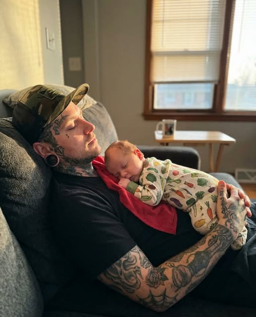 24-year-old dad, whose body is completely covered with more than 200 tattoos, removed them for the sake of his baby daughter 😭😲… Better sit down before seeing him today 😨 Check 1st comment 👇