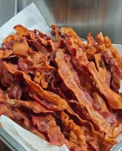 This is THE secret to the crunchiest, crispiest, and tastiest bacon ever!! Prepare them tomorrow for an amazing CHRISTMAS MORNING, Just use this ingredient to season the bacon, and you’ll never go back to ordinary bacon. It also helps the bacon keep its shape. I learned this from my neighbor, who is a chef! Details in comments👇