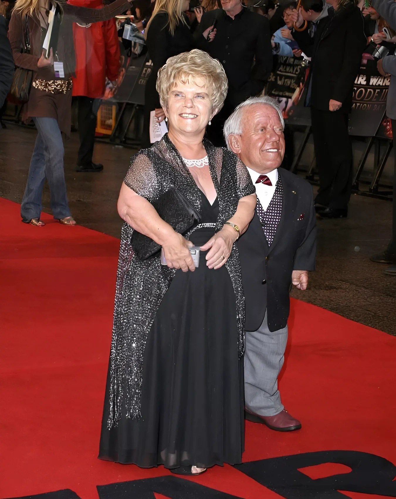 At only 112 cm tall, the actor wed a woman just a few centimeters taller than himself 😲. Though doctors cautioned that their children might also have dwarfism, the couple welcomed two kids 😲. Their appearance was later revealed in… (Check In First comment👇)