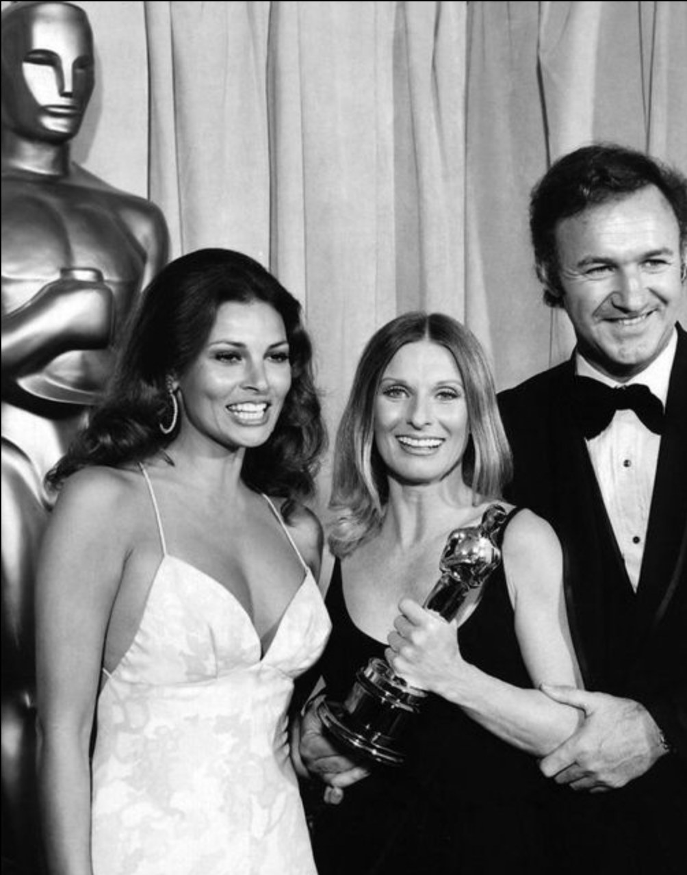 An authentic, unedited Oscars photo from 1972. Observe it carefully and try not to be surprised when you see it in… (Check In First comment👇)