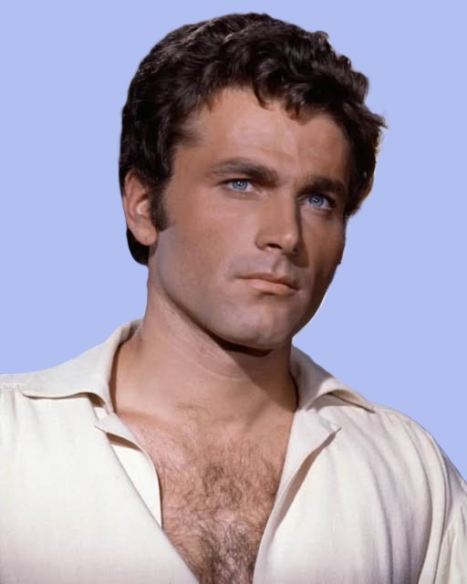 God just look at those blue eyes 😮🧿 He literally made all the women drool in the 60s and the 70s 🤤 Get ready, because you haven’t seen a more handsome man at 82 years old. 😮🤤 Check the comments ⬇️👇