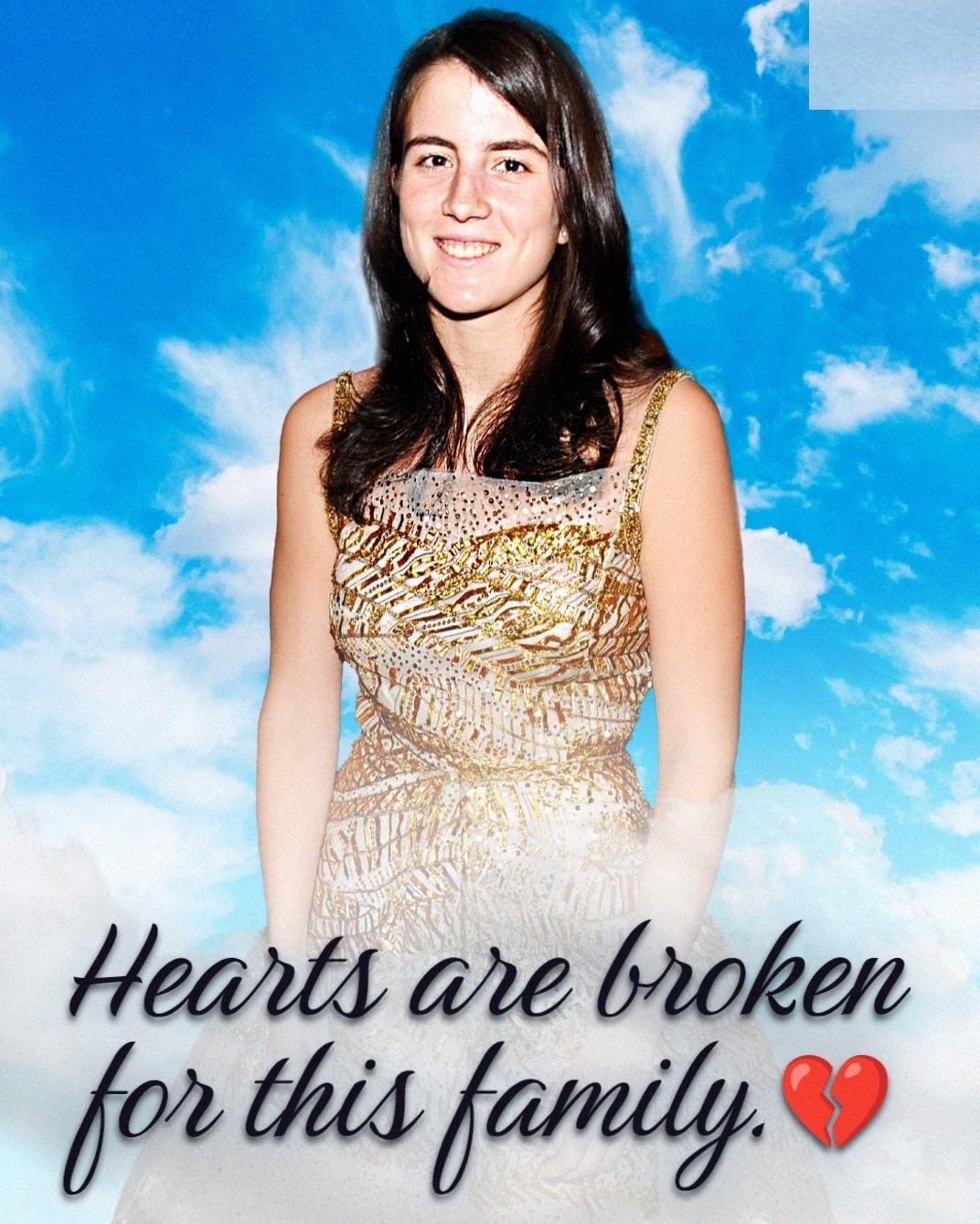 Her husband looks at her like she lights up the world 😍,” fans say about Tatiana Schlossberg’s last photo with her husband and kids. We’ll always remember her smile, even in illness. A photo to honor JFK’s granddaughter. (Check In First comment👇)