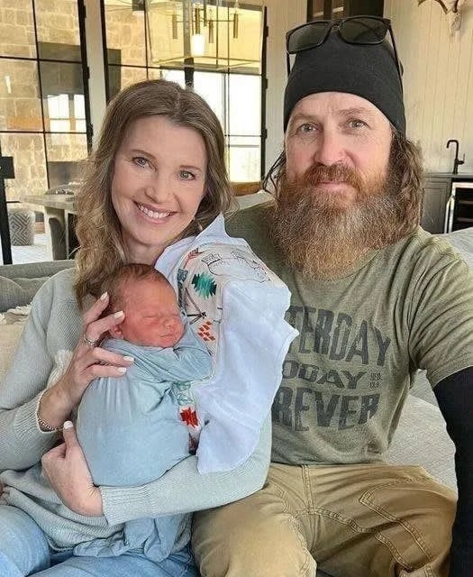 “Jase and Missy Robertson of ‘Duck Dynasty’ Struggle to Hold Back Tears in Emotional Announcement…” (Check In First comment👇)