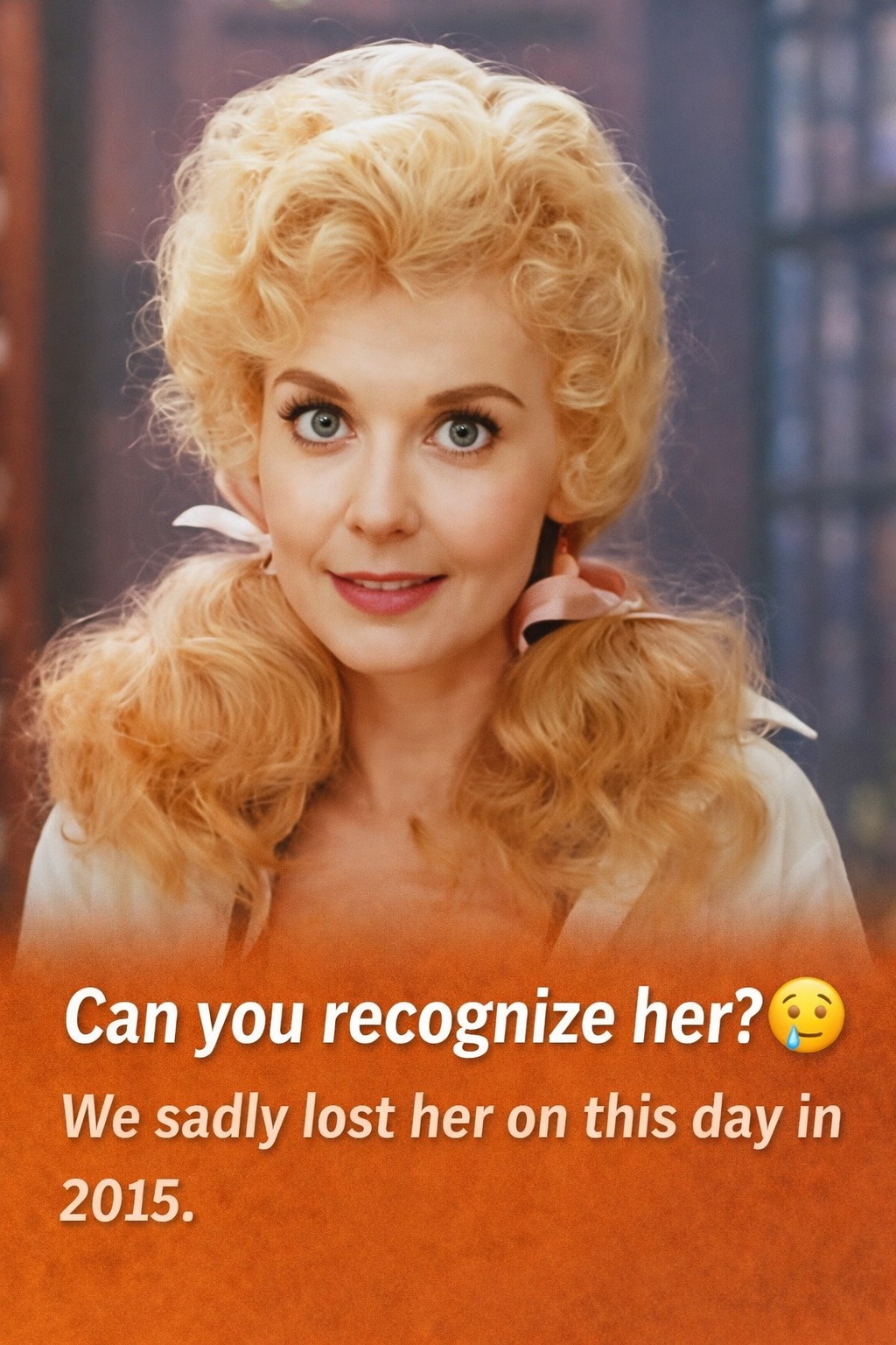 Can you recognize her? 😢 We sadly lost her on this day in 2015. She was the wide-eyed sitcom sweetheart who turned backwoods charm into primetime gold, winning hearts with her humor, warmth, and unforgettable personality. Curious to see rare photos and find out the name? 👀👇 Scroll to the first comment for the gallery and memories! ⬇️