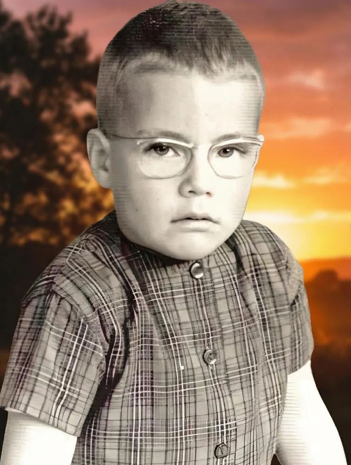 🙃Guess who this boy who became one of the most famous actors around the world .🌍🎬 He wore glasses with very thick lenses and studied classical ballet for several years, a discipline that later earned him millions of dollars .💰💸. ⬇