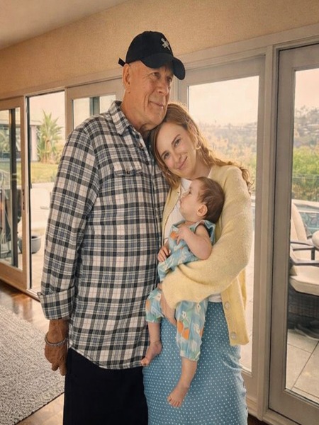 “Is that really Bruce Willis?..” 😢 Footage from his latest outing has shaken even those who thought they were prepared for the worst 💔 The 70-year-old actor walks slowly, holds onto railings, and leans on his assistant… ☹️ See the touching photos in the comments 👇