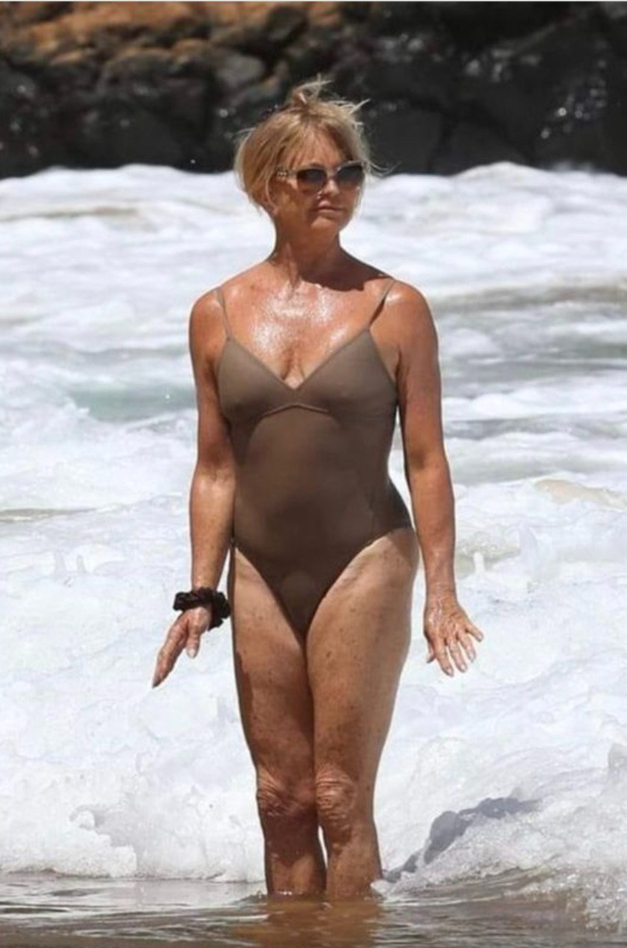 78-year-old Goldie Hawn posted recent pictures…😮 “The buzz is real!” (Check In First comment👇)